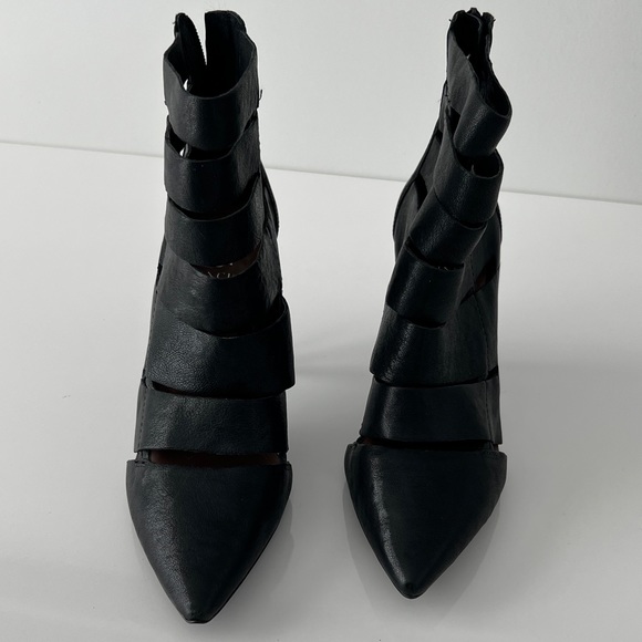 Vine Camuto cutout ankle bootie - Picture 2 of 4